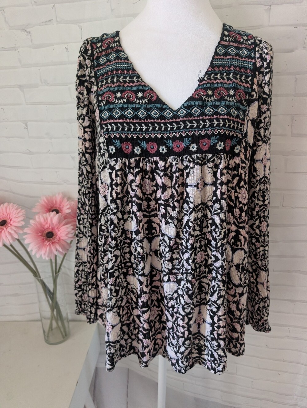 Wonderly Black & Pink Embroidered V-Neck Tunic